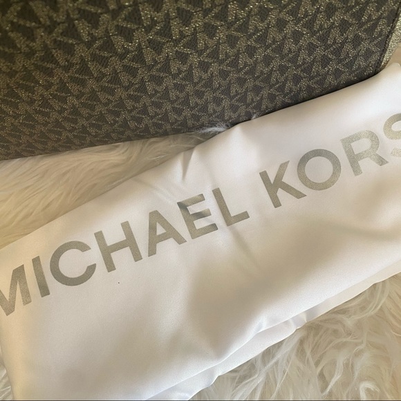 Last one✨Michael Kors large voyager shoulder tote bag - Picture 13 of 16